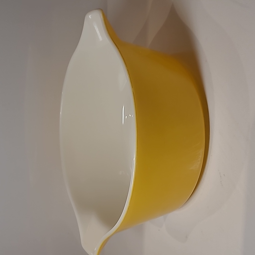 Vintage Pyrex primary yellow color 475-b 2.5qt Casserole dish